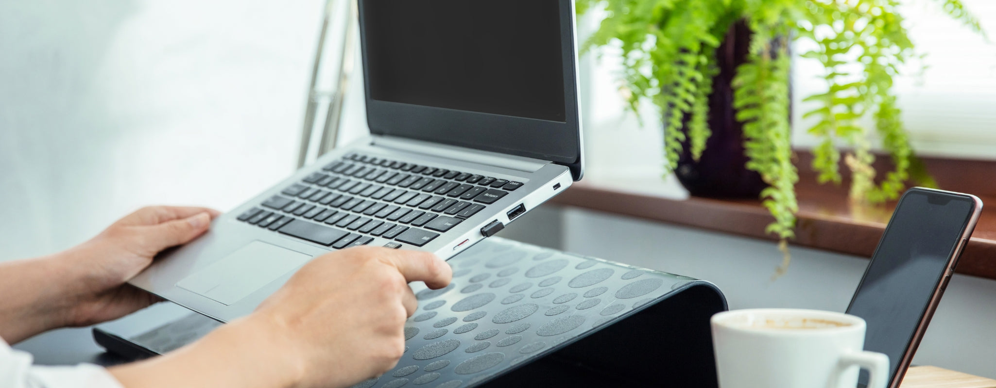 Un support pour ordinateur portable : est-ce vraiment utile ?