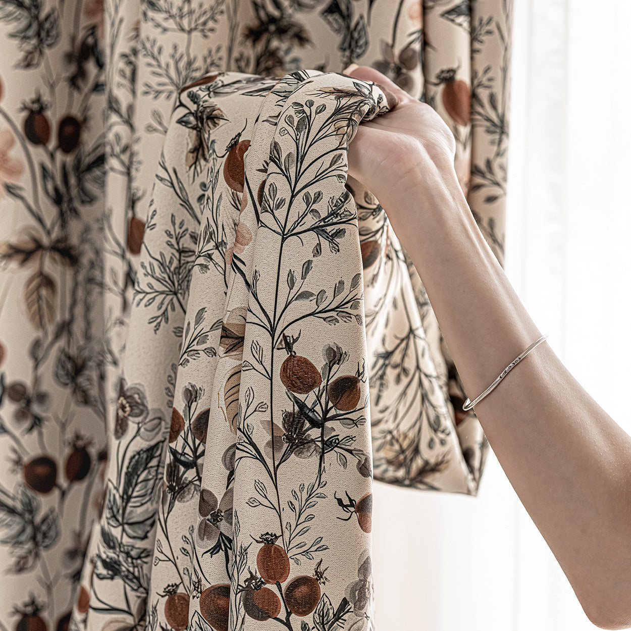 Rideau occultant jacquard floral beige pour porte-fenêtre et salon