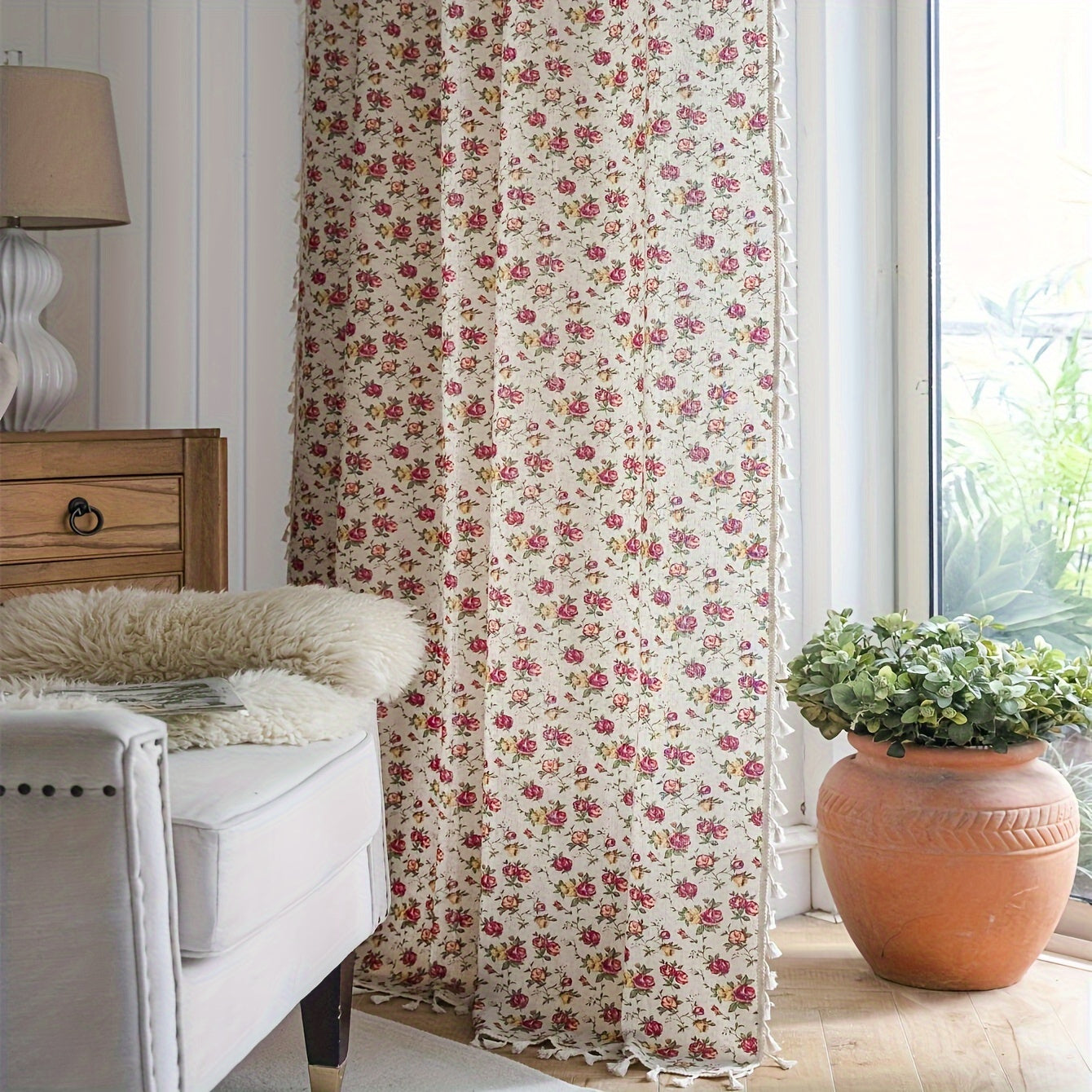 Rideau bohème fleuri en tissu effet lin avec pampilles décoratives
