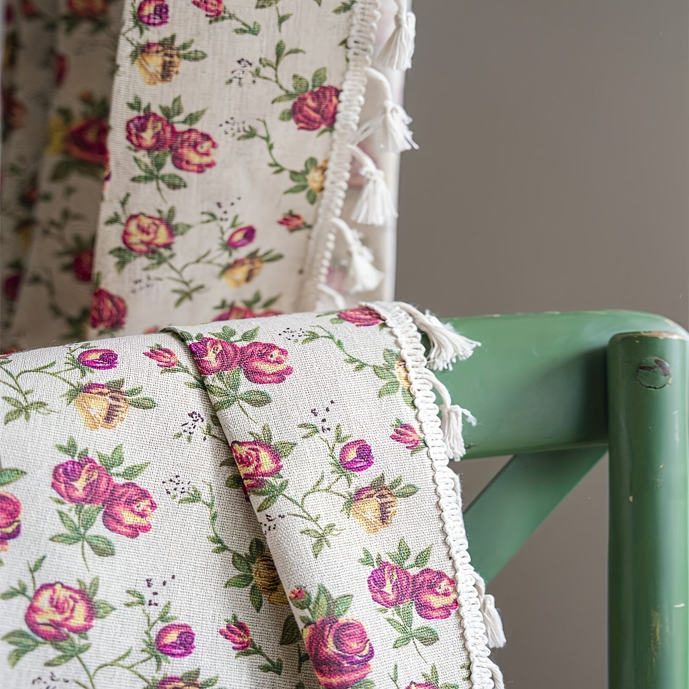 Rideau bohème fleuri en tissu effet lin avec pampilles décoratives