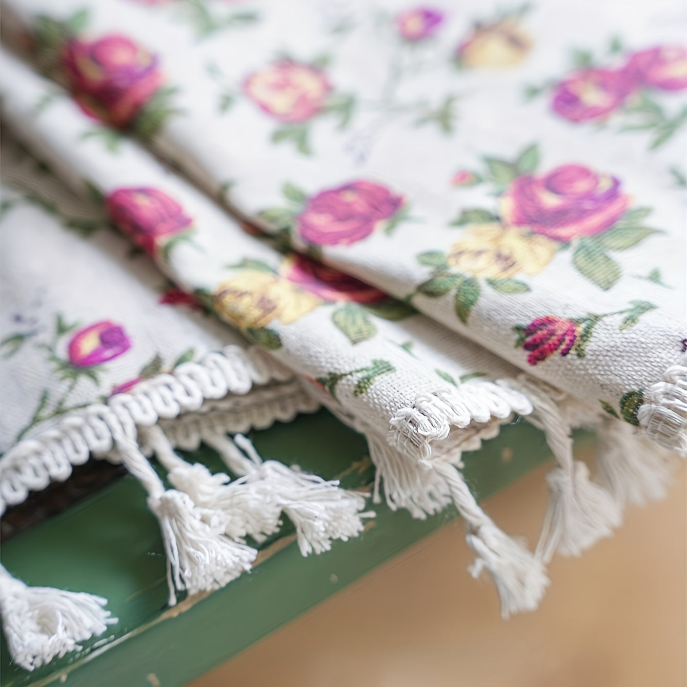 Rideau bohème fleuri en tissu effet lin avec pampilles décoratives