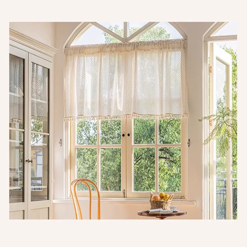 Rideau demi-hauteur en voile beige clair à pompons style rétro (1 panneau)