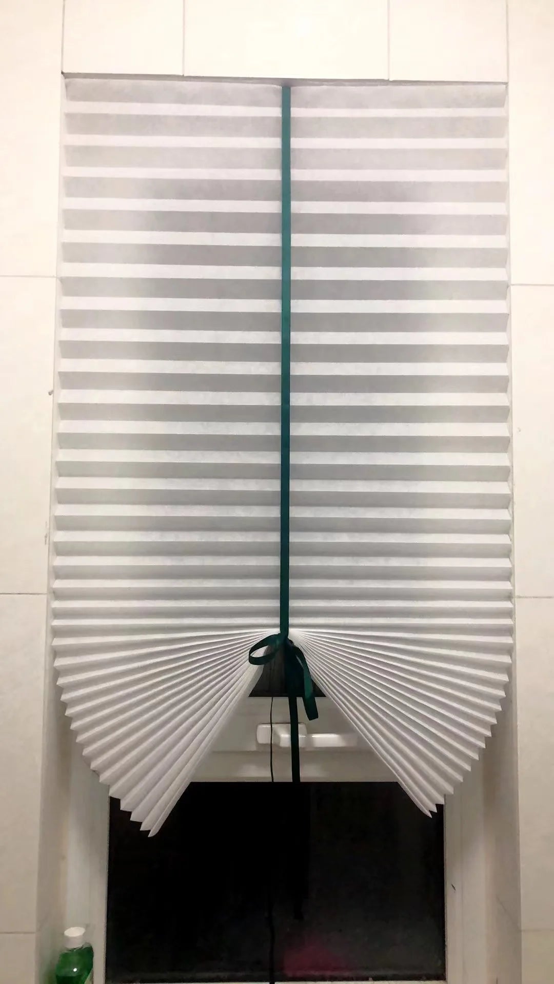 Stores plissés adhésifs – Filtrage de lumière, occultation partielle, installation facile sans perçage