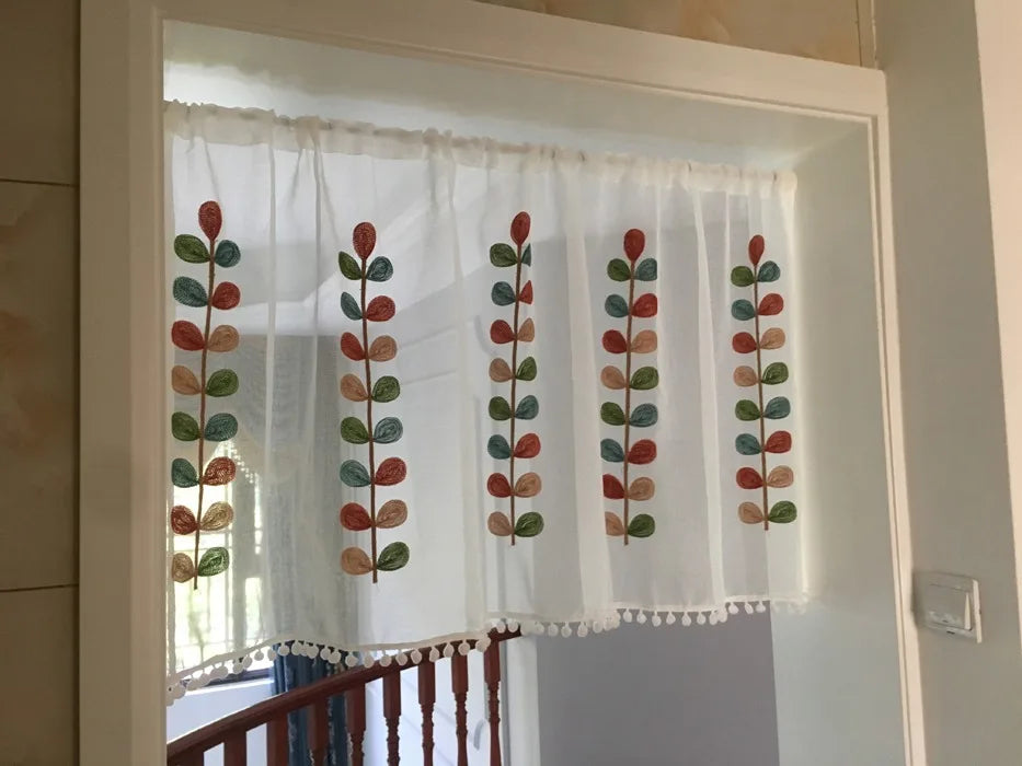 Valance Brodée Semi-Translucide pour Fenêtre – Voilage Floral avec Pompons pour Cuisine