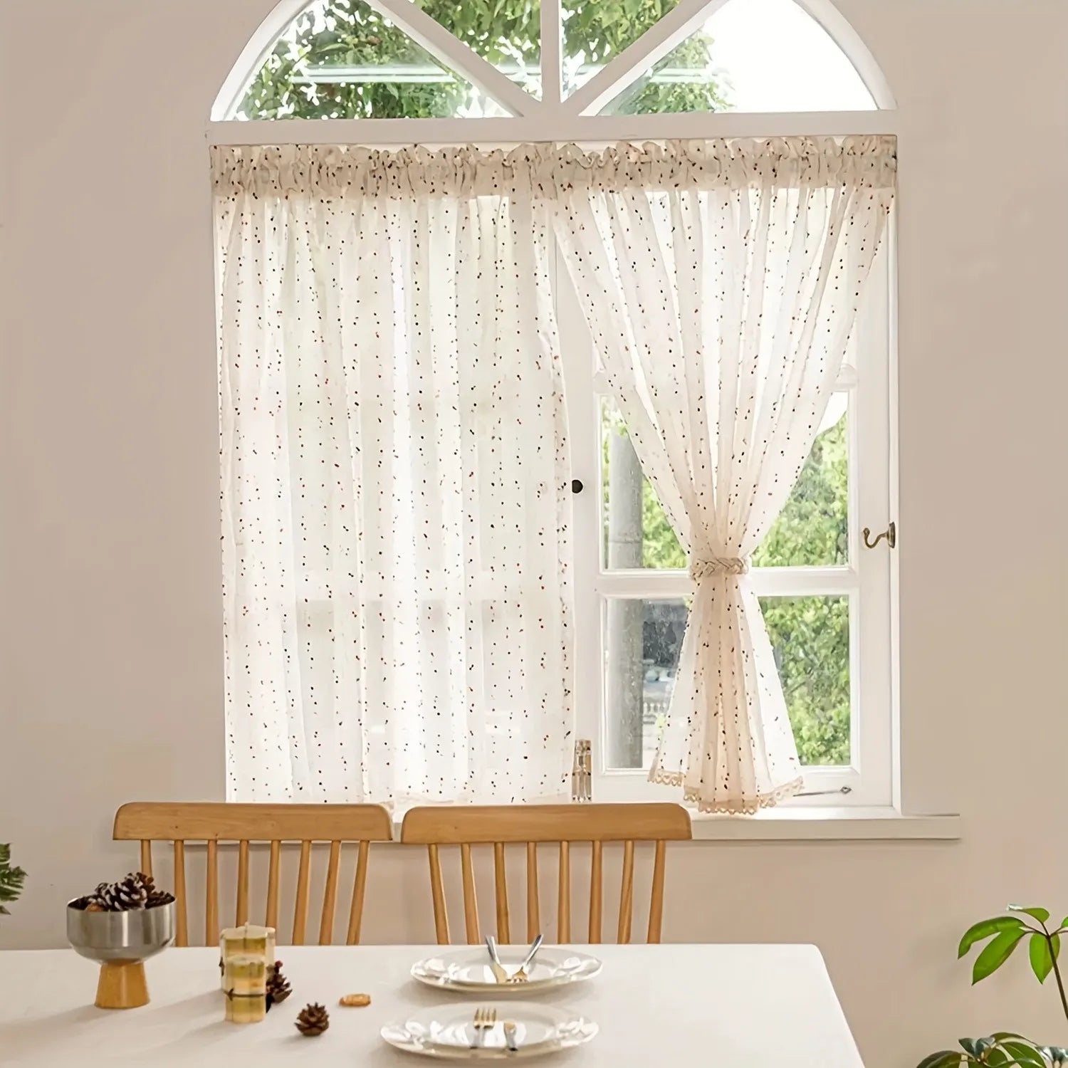 Rideau court en voile beige à pompons et dentelle pour petite fenêtre