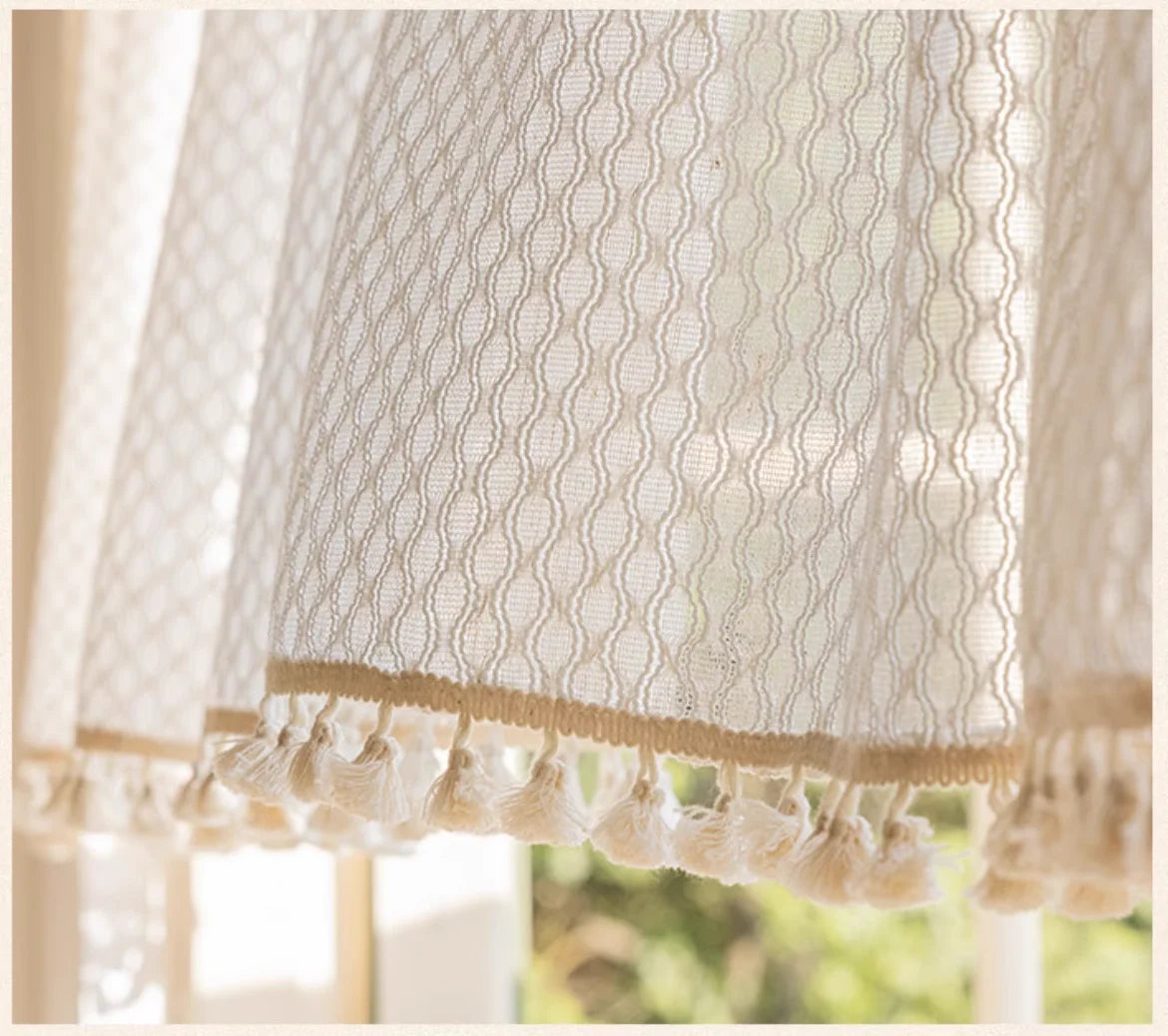 Rideau demi-hauteur en voile beige clair à pompons style rétro (1 panneau)