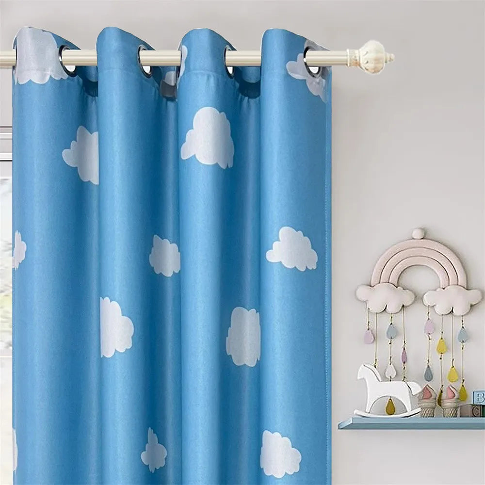 Rideau occultant bleu à motifs nuages pour chambre enfant