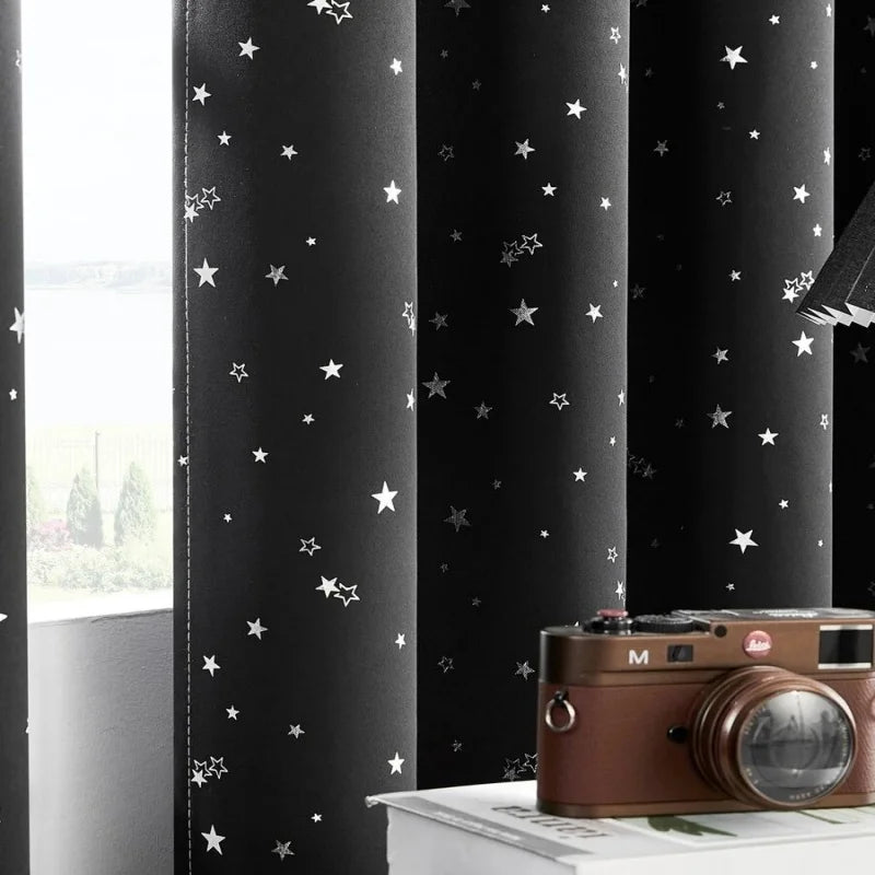 Rideau occultant noir motif étoiles métalliques pour chambre