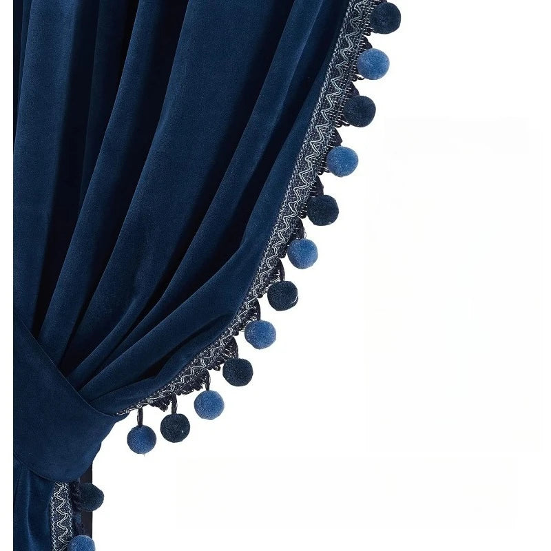 Rideau occultant velours avec galon pompons pour chambre