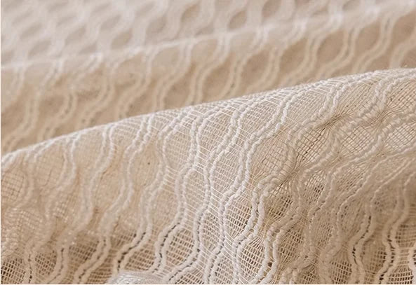 Rideau demi-hauteur en voile beige clair à pompons style rétro (1 panneau)