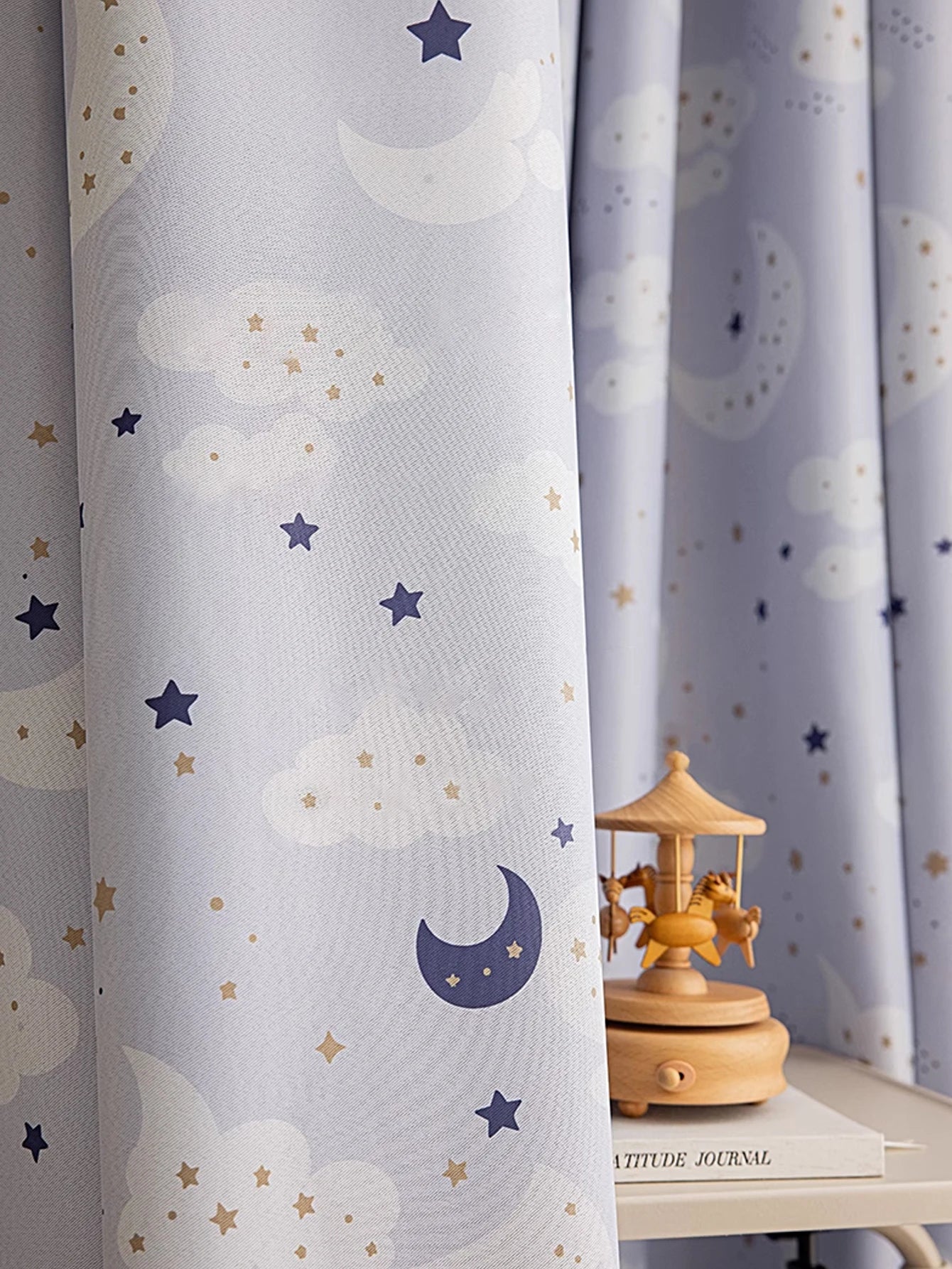 Rideau occultant enfant bleu à motifs lune et étoiles thermiques