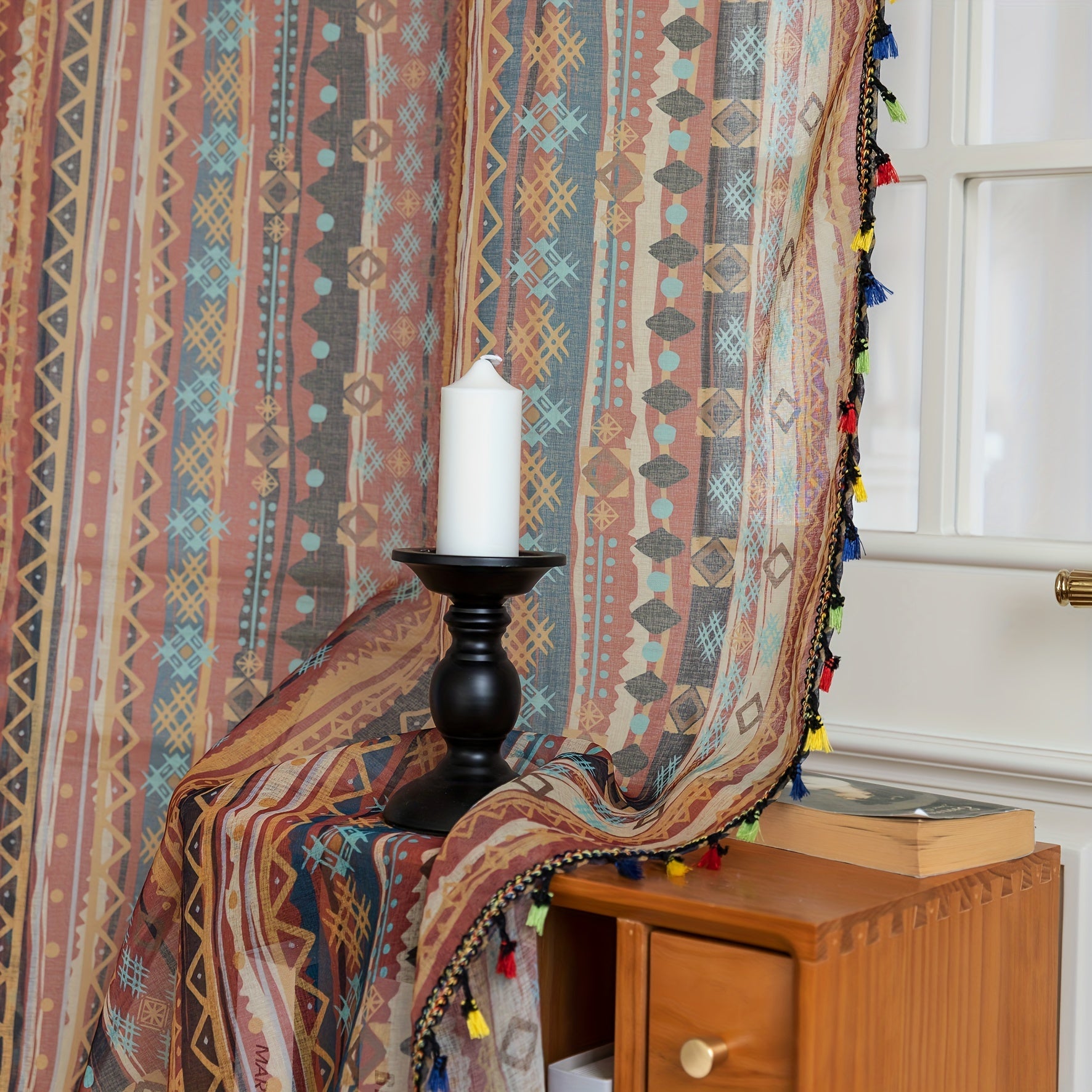 Rideau voilage bohème à rayures multicolores avec pompons (2 panneaux)