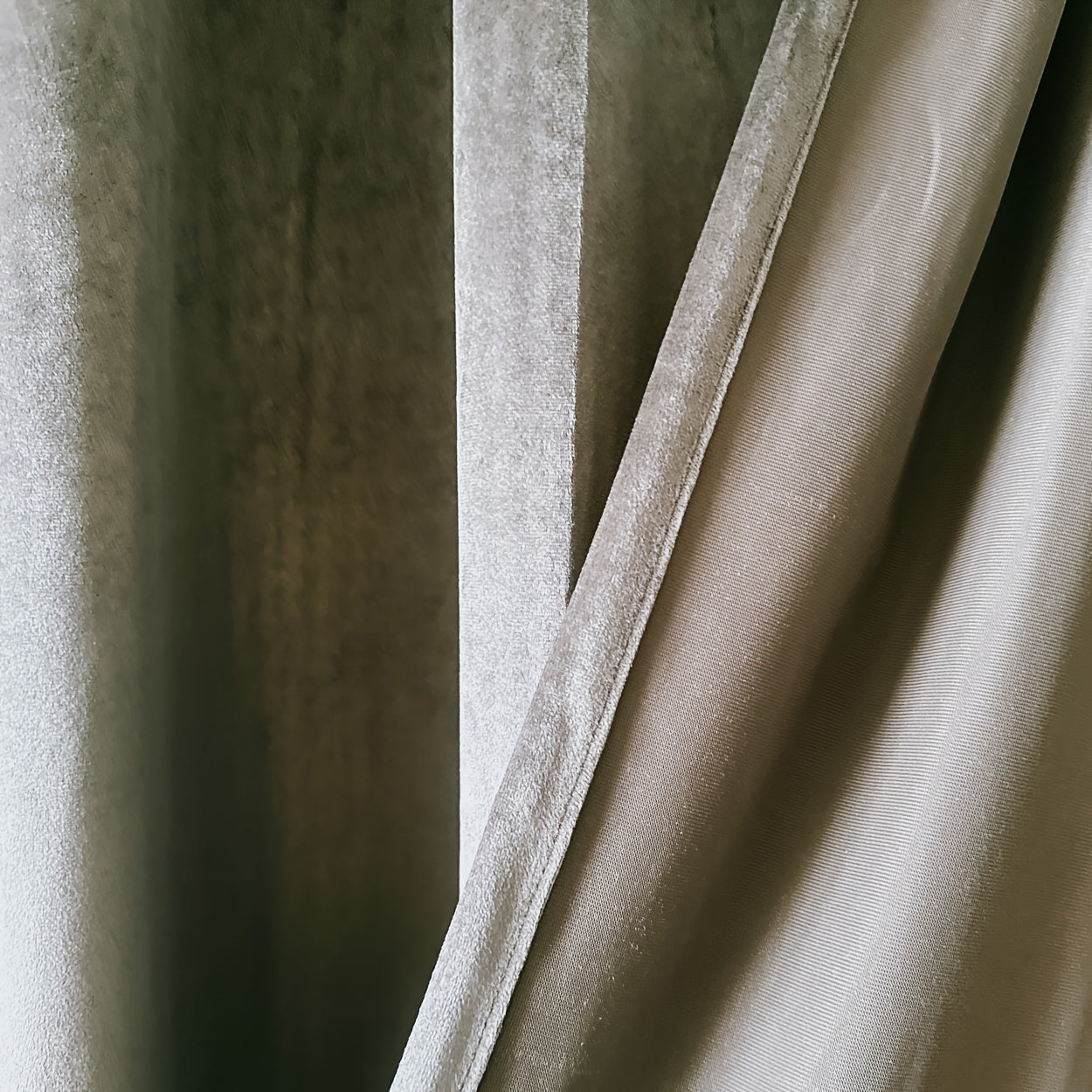 Rideaux velours longs unis brillants en polyester pour salon (2 panneaux)