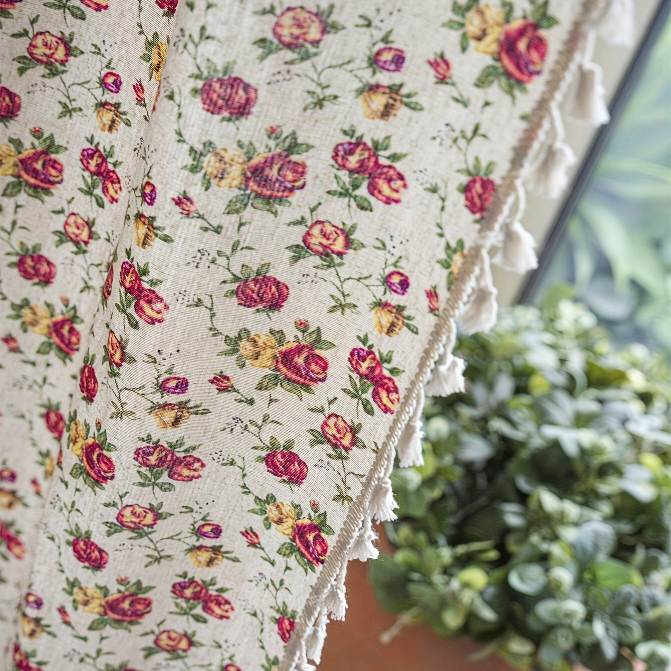 Rideau bohème fleuri en tissu effet lin avec pampilles décoratives