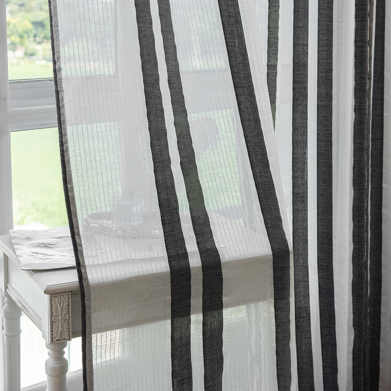 Rideau voilage rayé noir et blanc tamisant en polyester pour salon
