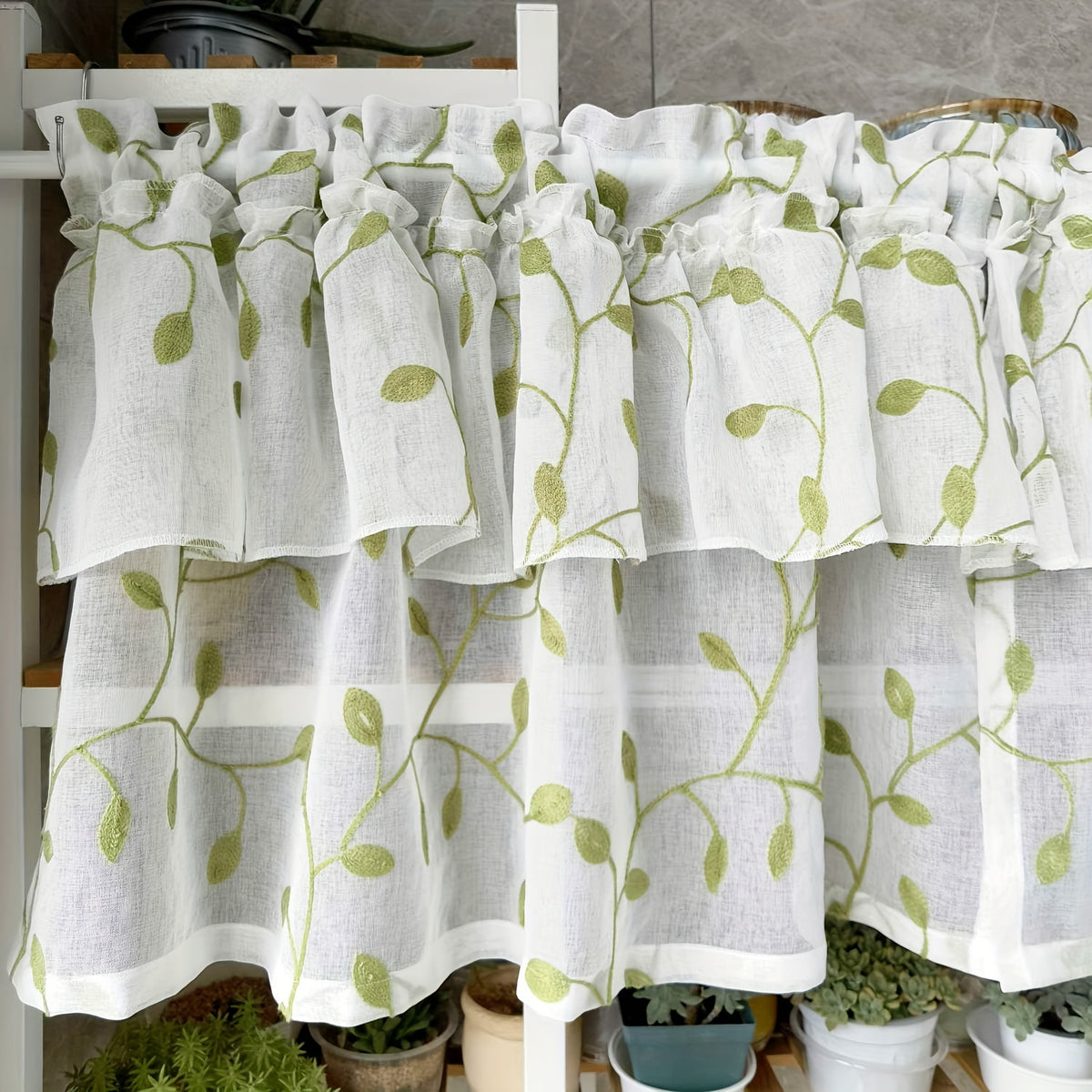 Rideau court double épaisseur brodé feuilles vertes style campagne, largeur 100 à 139 cm