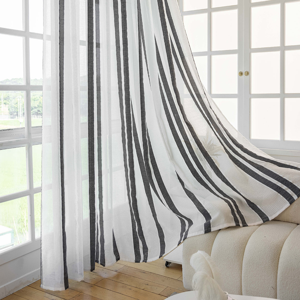 Rideau voilage rayé noir et blanc tamisant en polyester pour salon