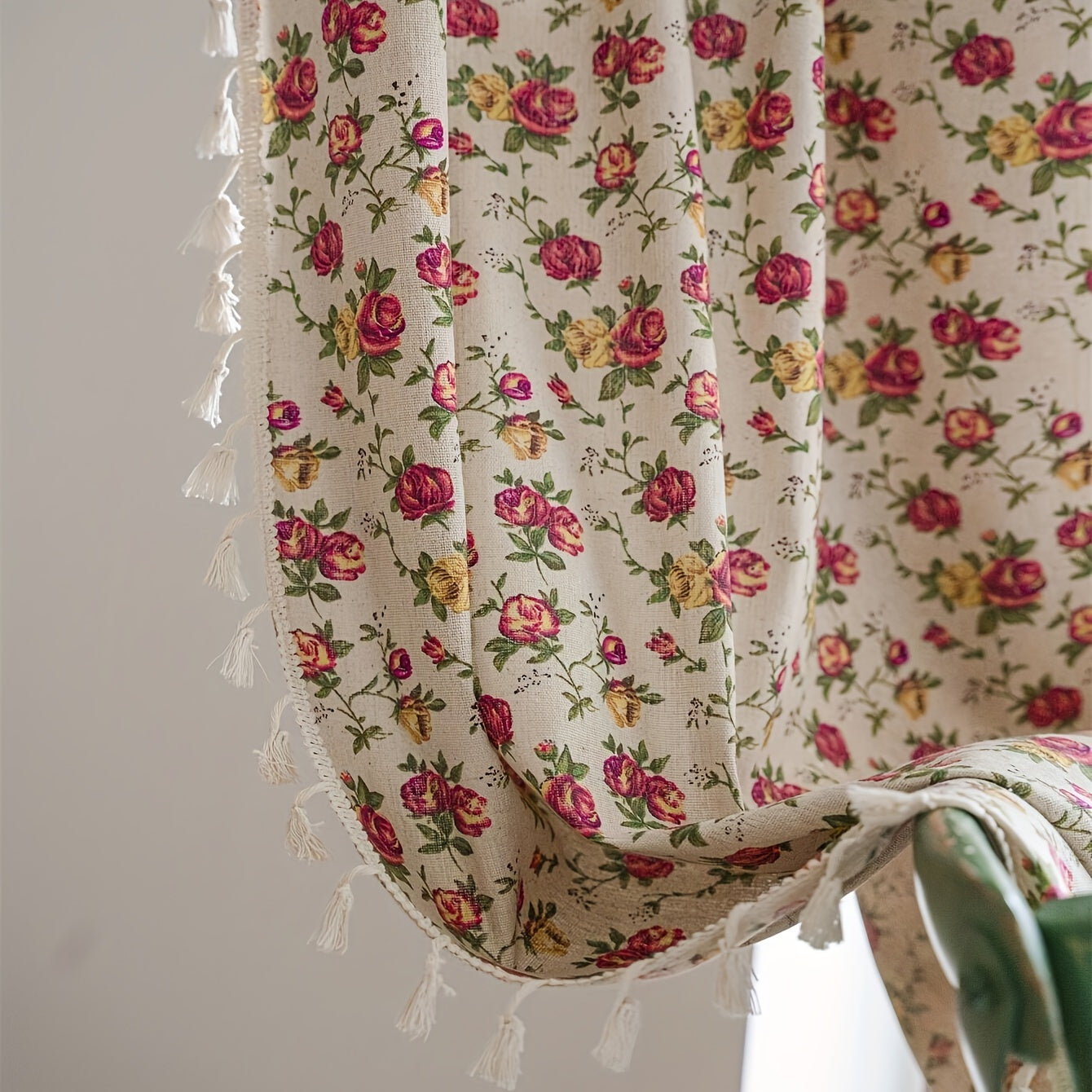 Rideau bohème fleuri en tissu effet lin avec pampilles décoratives