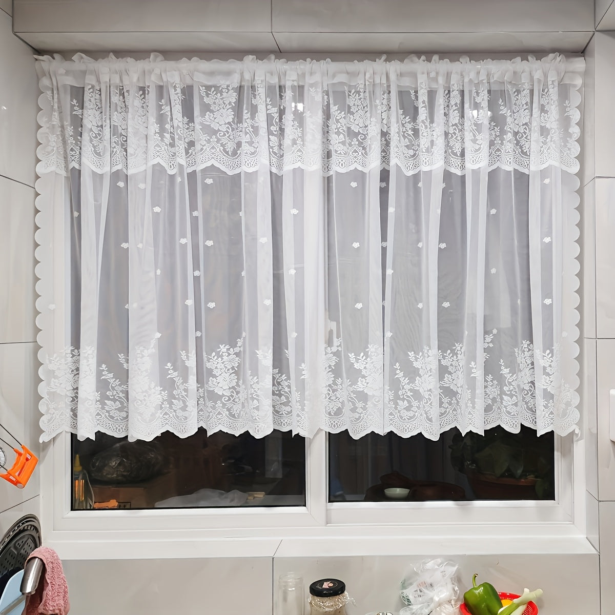 Rideau court en dentelle blanche pour cuisine style rustique romantique