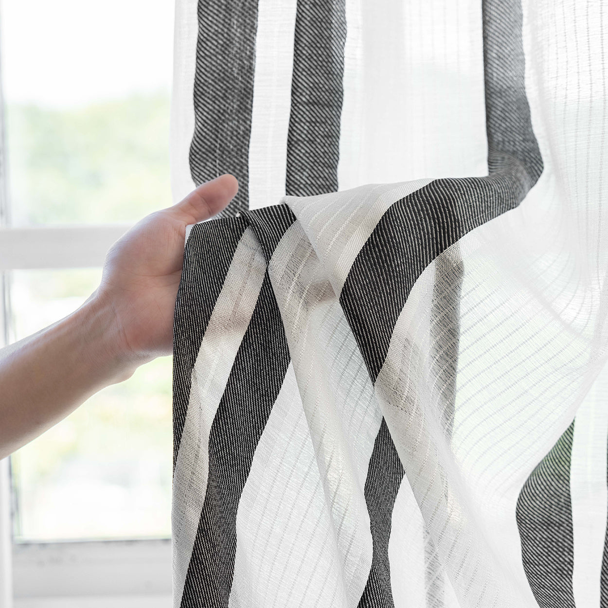 Rideau voilage rayé noir et blanc tamisant en polyester pour salon