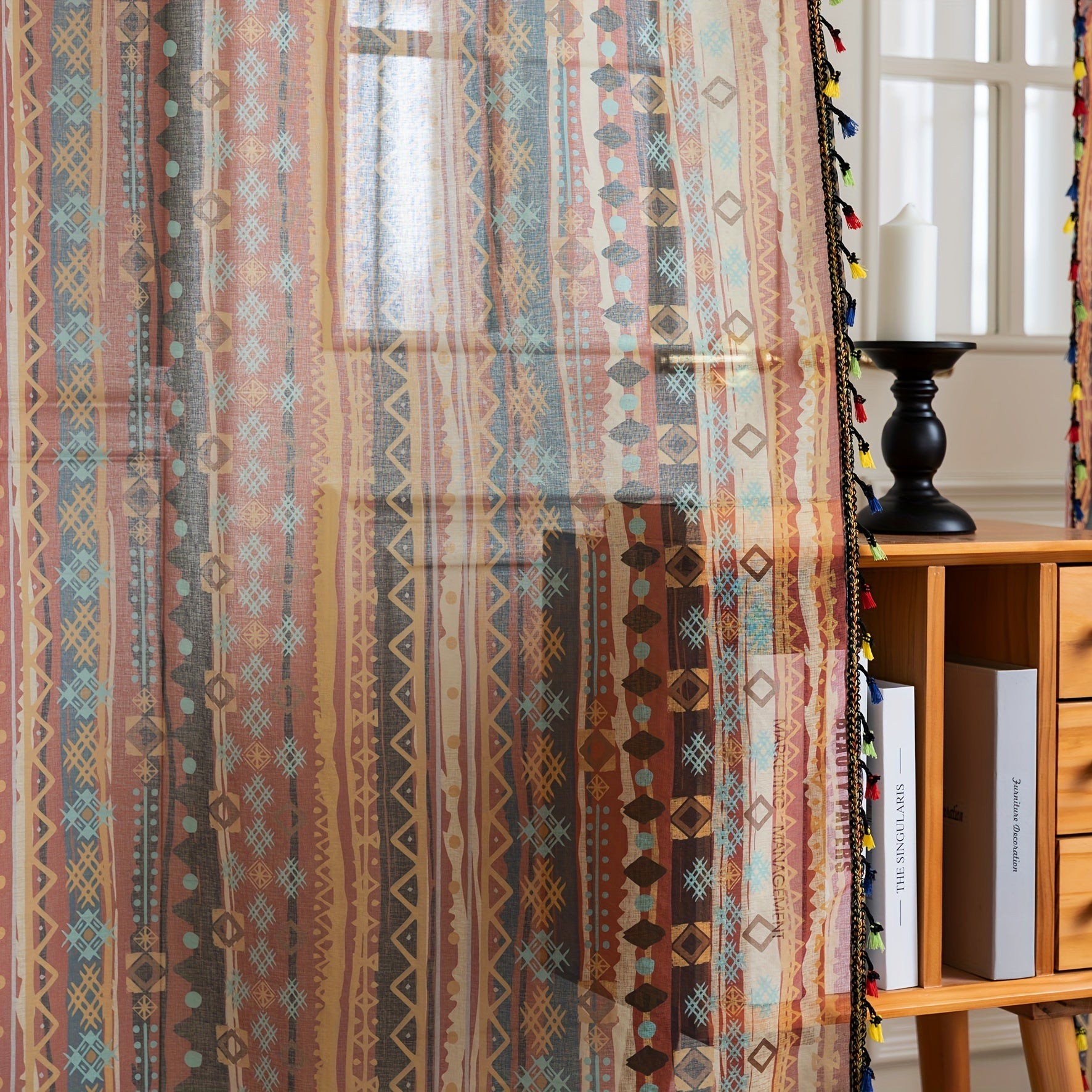 Rideau voilage bohème à rayures multicolores avec pompons (2 panneaux)