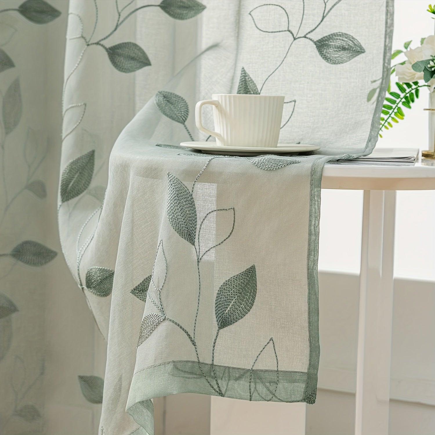 Rideaux voilage brodés motif feuilles avec œillets pour salon et chambre (2 panneaux)