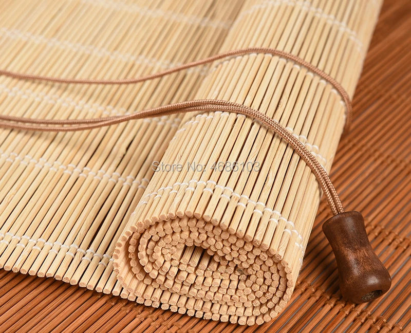 Store enrouleur en bambou naturel tamisant style zen pour fenêtre et porte-fenêtre