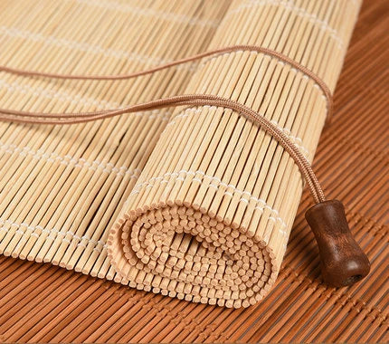 Store enrouleur en bambou naturel tamisant style zen pour fenêtre et porte-fenêtre