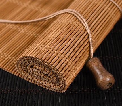 Store enrouleur en bambou naturel tamisant style zen pour fenêtre et porte-fenêtre