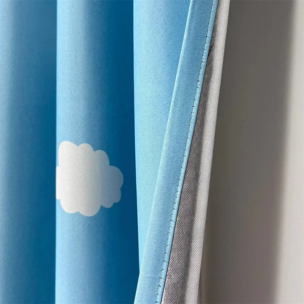Rideau occultant bleu à motifs nuages pour chambre enfant