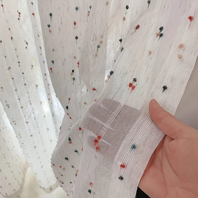 Rideau court en voile beige à pompons et dentelle pour petite fenêtre
