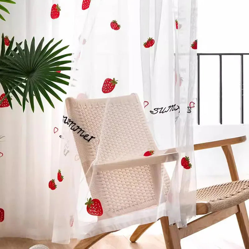 Rideau voilage enfant fraises brodées polyester tamisant chambre fille