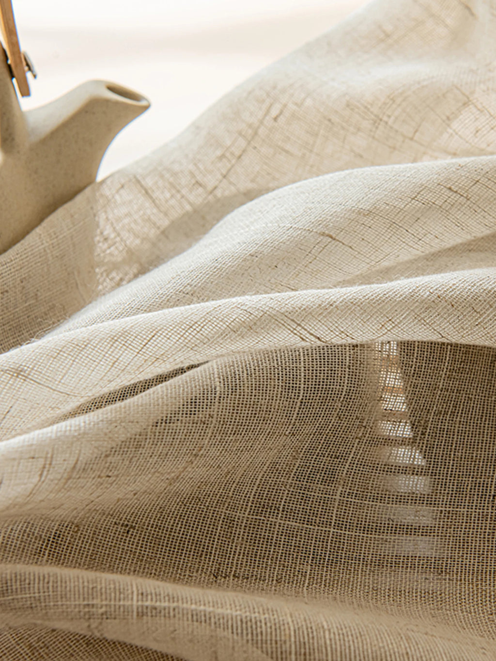 Voilage beige effet lin rustique tamisant léger, pose à œillets