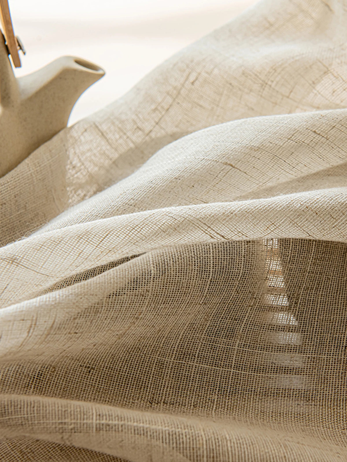 Voilage beige effet lin rustique tamisant léger, pose à œillets