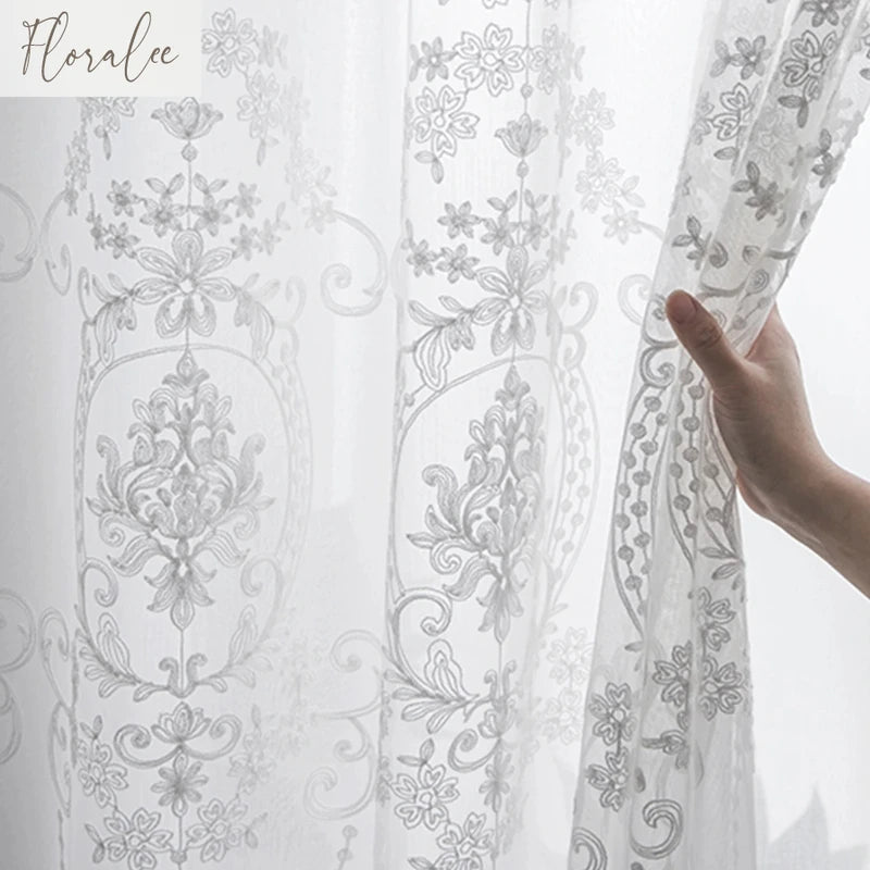 Rideau en voile brodé floral de luxe, pose à œillets