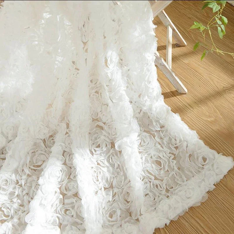 Voilage blanc en dentelle 3D effet roses tamisant élégant, pose à œillets