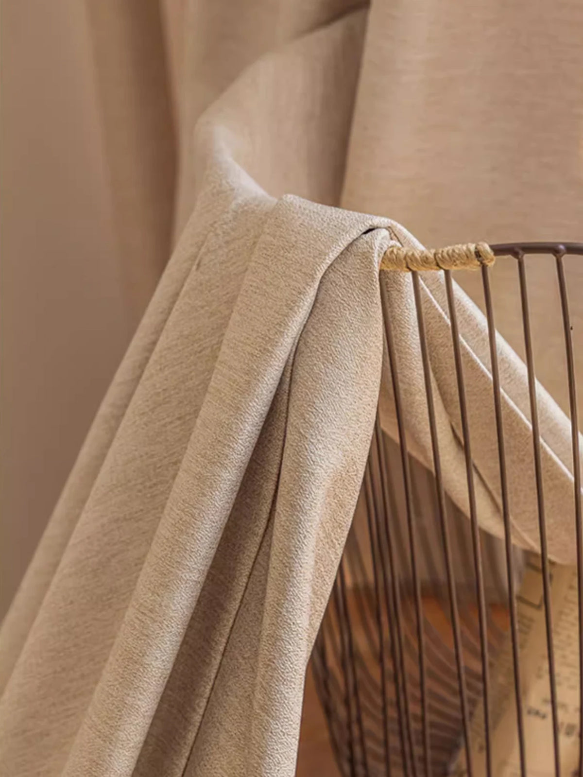 Rideau occultant beige uni en polyester, pose à œillets