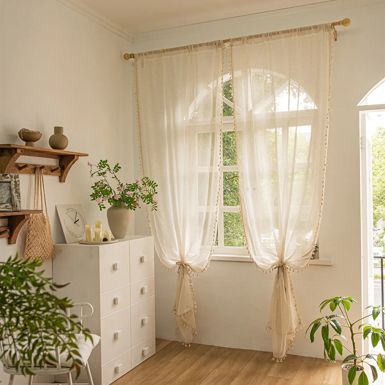 Rideau voilage bohème beige pompons tamisant polyester pour salon et chambre