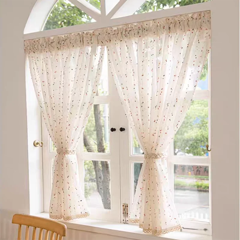 Rideau court en voile beige à pompons et dentelle pour petite fenêtre