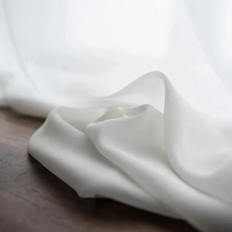 Rideau voilage chiffon tamisant effet soyeux pour porte-fenêtre blanc ou beige