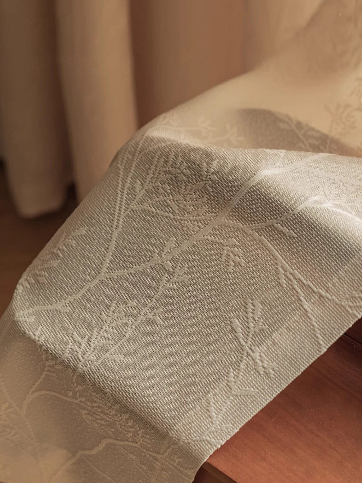 Rideau voilage jacquard beige motif branches, pose à velcro