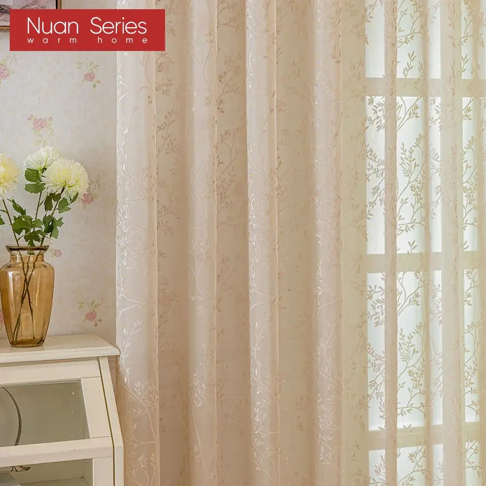Rideau voilage jacquard beige à motifs floraux, pose à œillets