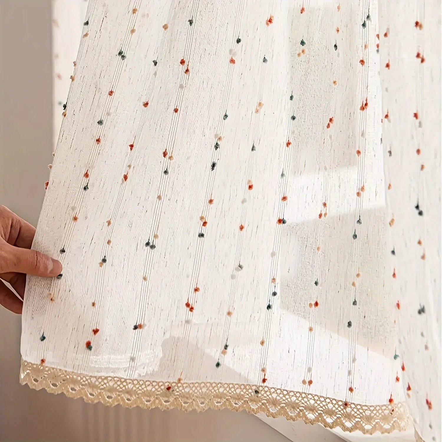 Rideau court en voile beige à pompons et dentelle pour petite fenêtre