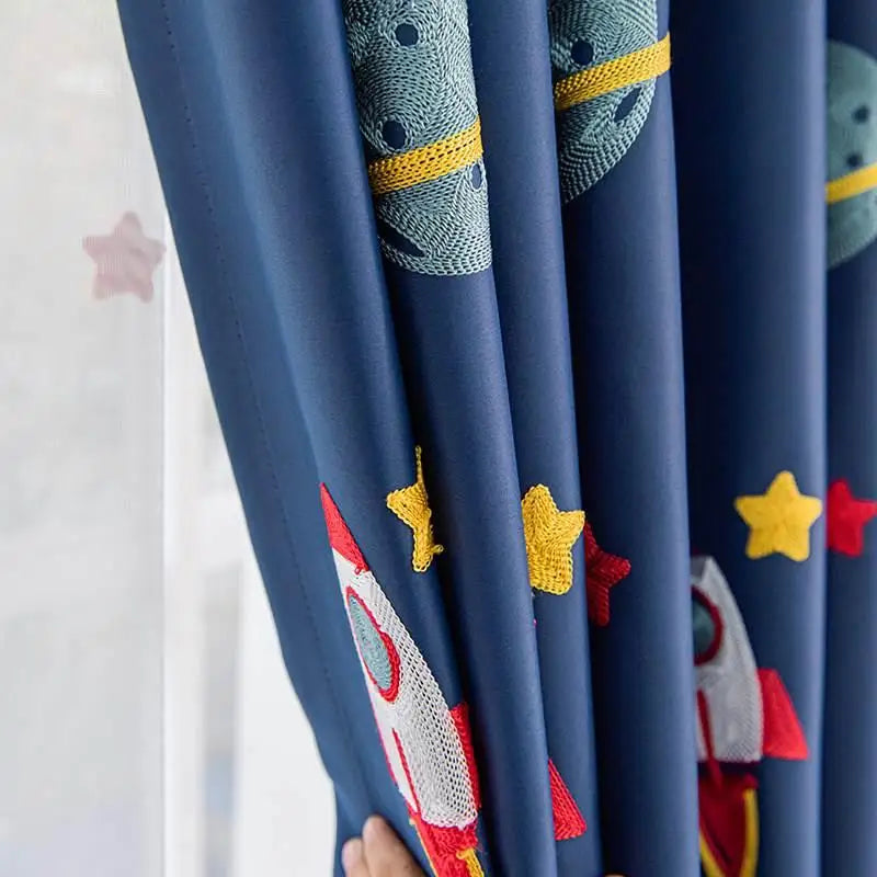 Rideau occultant enfant bleu motif espace fusées et planètes