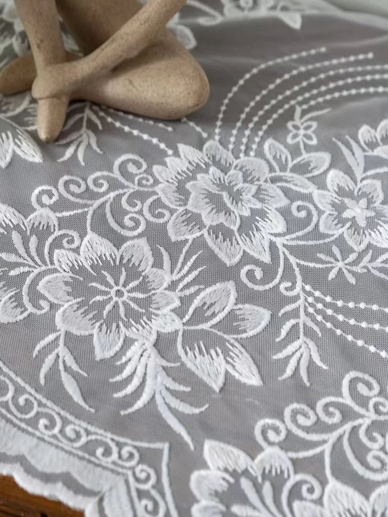 Rideau voilage blanc brodé motifs floraux tamisant léger pour salon et chambre