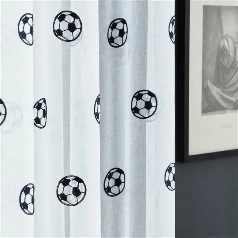 Voilage blanc brodé ballons de football tamisant, hauteur 240 à 269 cm