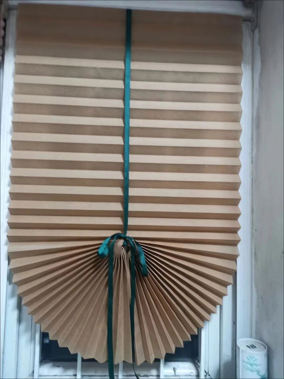 Stores plissés adhésifs – Filtrage de lumière, occultation partielle, installation facile sans perçage