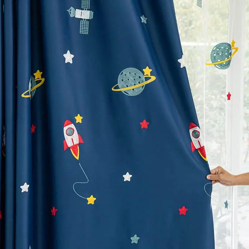 Rideau occultant enfant bleu motif espace fusées et planètes, bleu