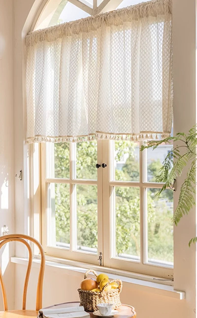 Rideau demi-hauteur en voile beige clair à pompons style rétro (1 panneau)
