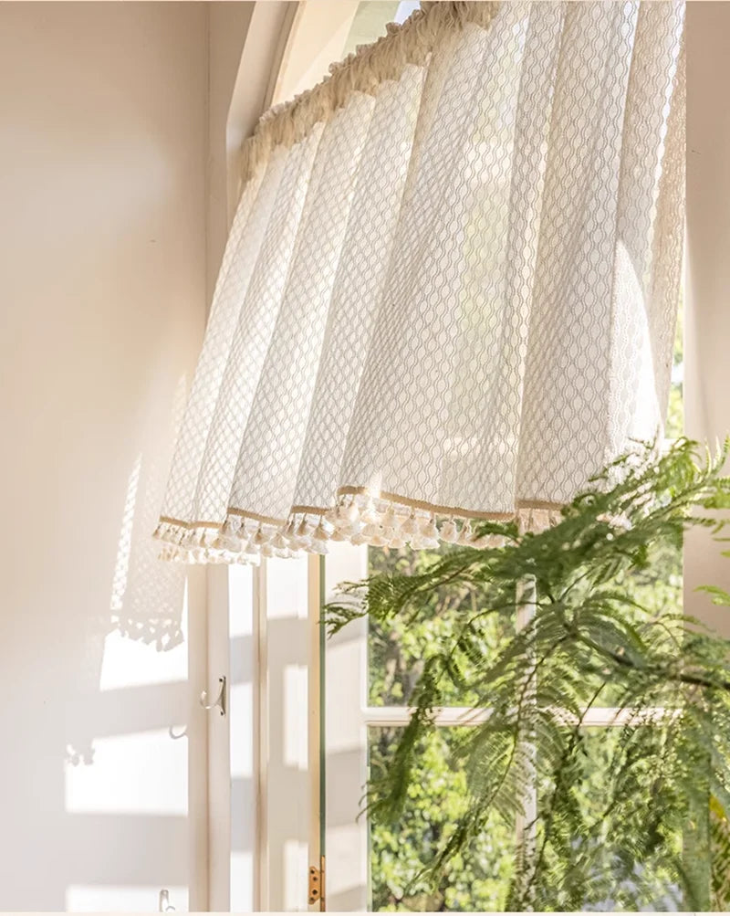 Rideau demi-hauteur en voile beige clair à pompons style rétro (1 panneau)